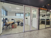 동두천 사무실 공간 나눔 고정창과 도어 변경 설치