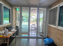 가평 교회 복도 추위 막는 용도로 폴딩도어 시공