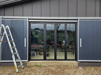 파주 적성면 창고 입구 폴딩도어+경첩도어 시공