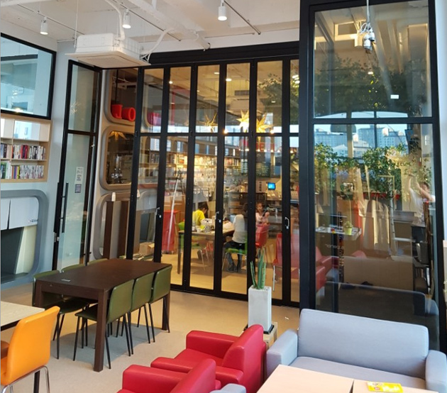 레드큐브 북카페